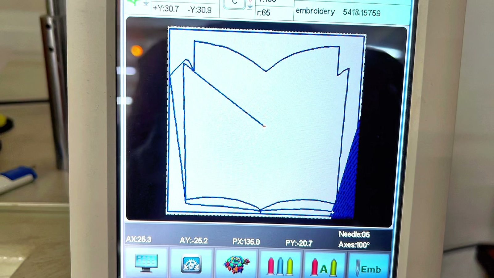 The machine screen tracing the outline of a design